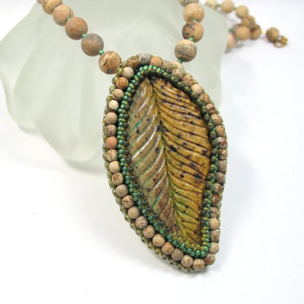 LPA Leaf cabochon necklace